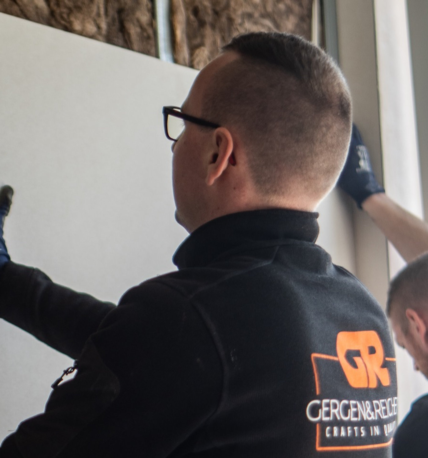 Monteur der Gergen & Reichert GmbH bei der Arbeit
